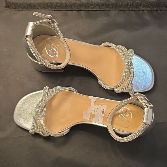 BRAND NEW DELICIOUS RHINESTONE-EMBELKISHED TRIPLE-STRAP LOW BLOCK SANDAL - Picture 5 of 16